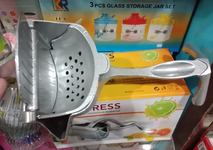 Manual Juicer, Fruit Press Juicer Made Of Heavy Duty Aluminum Alloy - Nest and Nuzzle